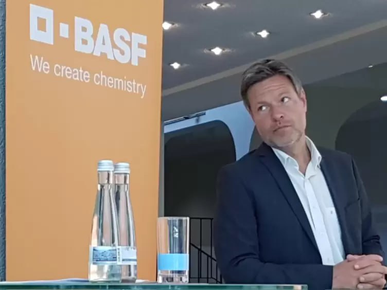 Der Chemiekonzern BASF hat nach dem deutlichen Umsatzrückgang im