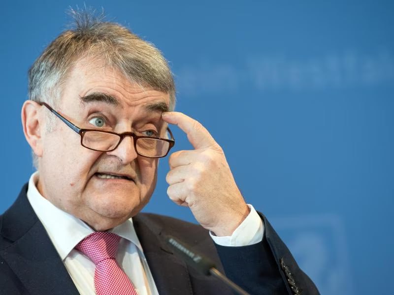 NRW-Innenminister Herbert Reul (CDU) hat vorgeschlagen, kriminellen Messerstechern den