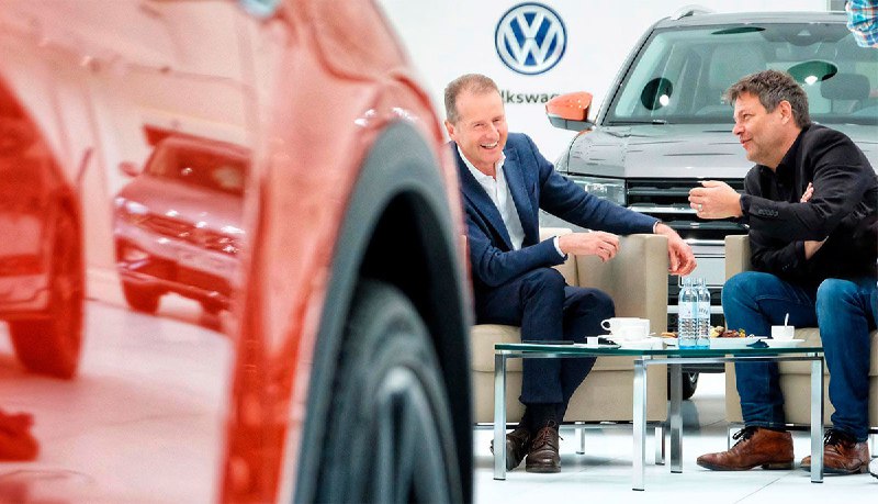Volkswagen: Beschäftigungsgarantie widerrufen – Vorstand plant Massenentlassungenð¥Der Vorstand des