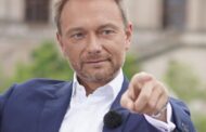 Bundesfinanzminister Christian Lindner deutet auf Steuersenkungen in Höhe von