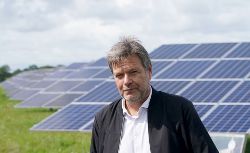 Klima-Politik immer absurder: EU will Windräder und E-Autos verbietenðDie