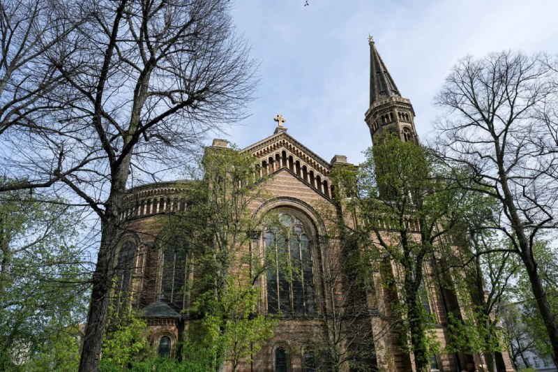 Berliner Gemeinde will Kirchenasyl für Klimakleberð¥Die Evangelische Kirchengemeinde am