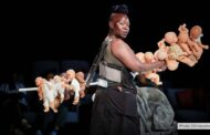 Groteske Pfählung weißer Babys bei Afro-feministischen Theaterstück beim Festival