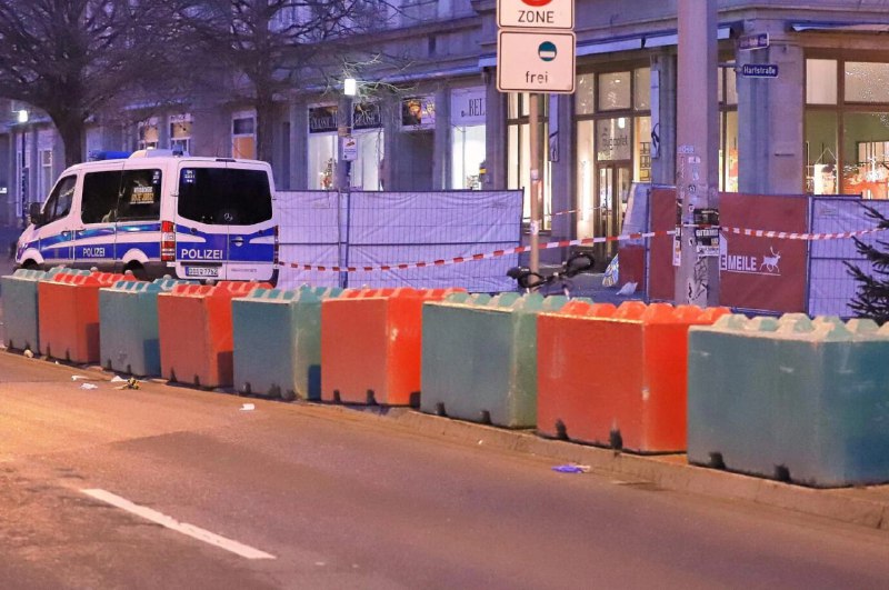 Kein Witz: Pro-Asyl-Demo schützt sich mit Beton-Pollern vor Migranten-Terrorð¤¡Ein
