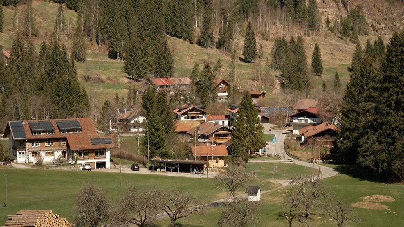 Wie bestellt, so geliefert: 79-Seelen-Dorf bekommt 45 Illegale ZuzĂŒglerð„In