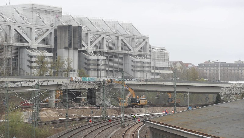 Geld für alle Welt, aber nicht für eigene Infrastruktur: