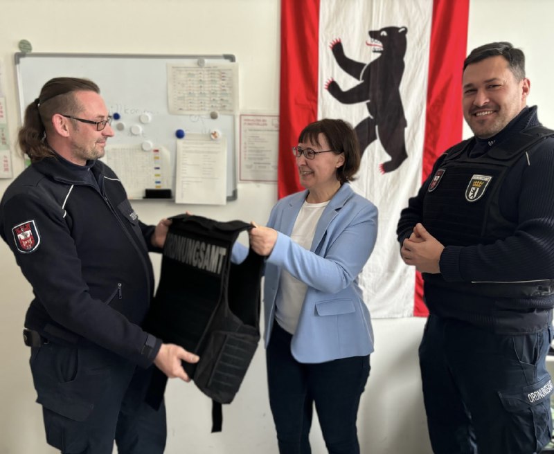 Berlin-Spandau: Ordnungsamt prtroulliert jetzt mit kugelsicheren Westenð¥Das Bezirksamt Spandau