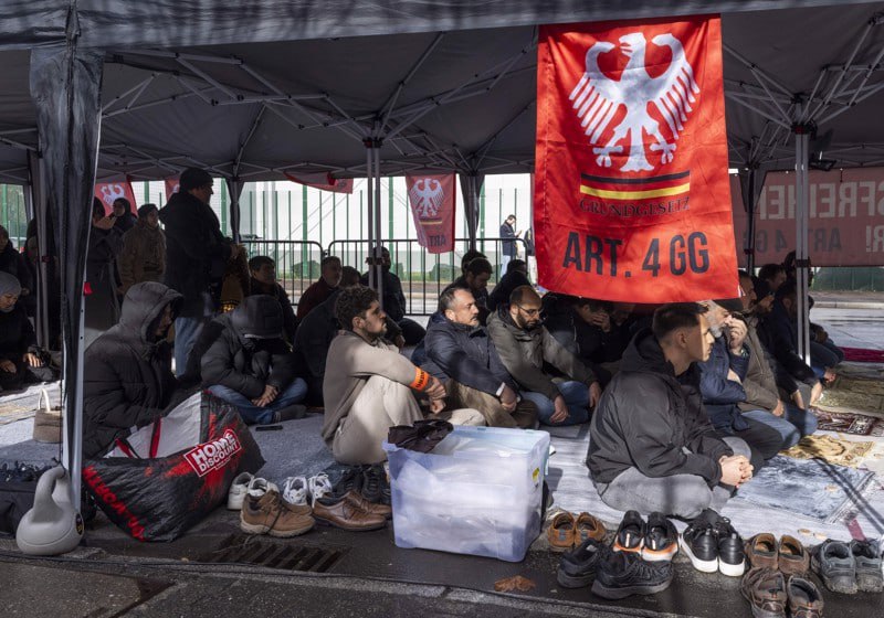 Islamische Machtdemonstration: Mitglieder verfassungsfeindlicher Moschee üben öffentliche Massengebete ausð¥Die