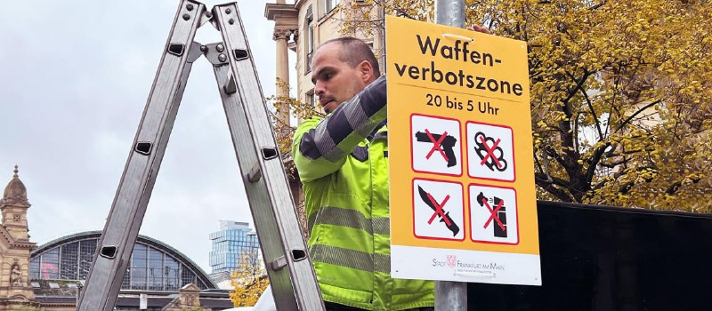 Waffen und Messer sind neuerdings im Frankfurter Bahnhofsviertel verboten.