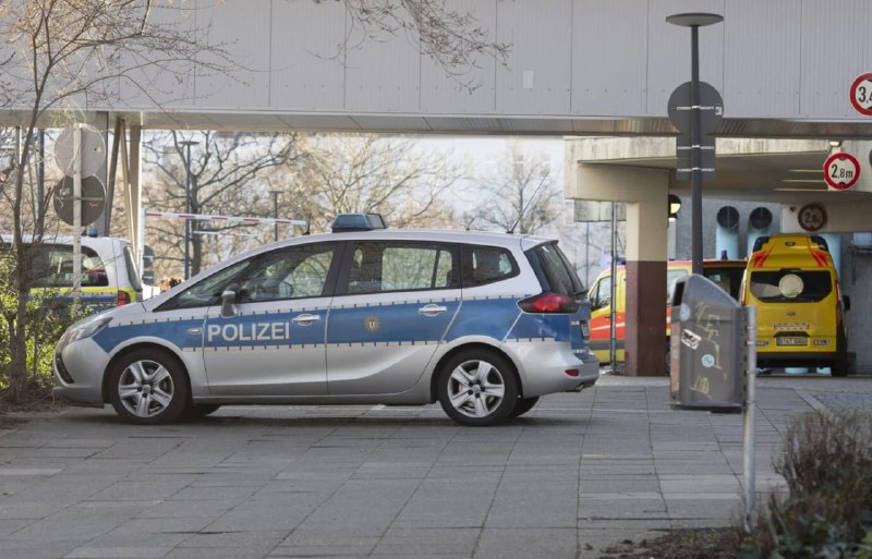 Berlin: Polizisten müssen Klinik mit Maschinenpistolen schützen?Die Unfallfahrt eines